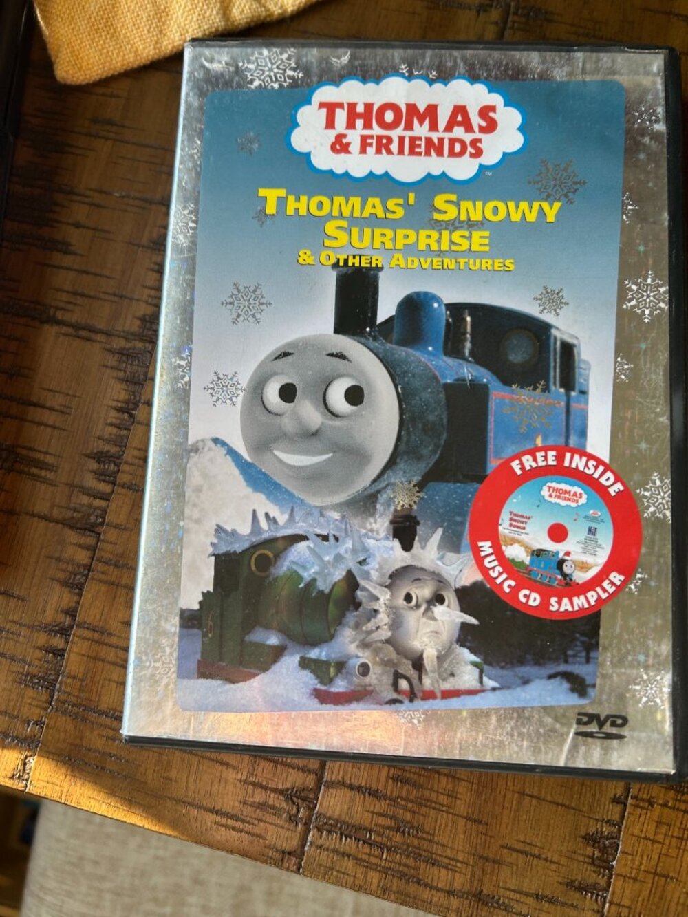 Thomas & Friends  Thomas' Snowy Surprise  DVD w / CD Music Sampler Train    2 di